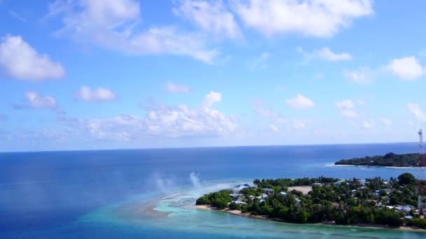 Textura aérea drone de relaxante praia litoral viagem pelo mar azul com fundo de areia branca — Vídeo de Stock