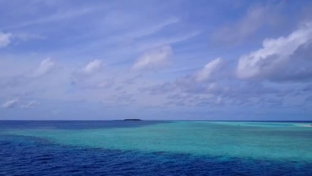 白い砂の背景を持つ青い海によるパラダイスベイビーチの時間のドローン空中抽象 — ストック動画