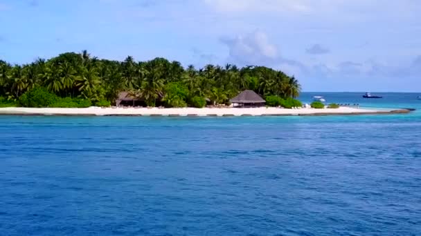 Drone lucht reizen van het paradijs strand reis door de blauwe zee en witte zandachtergrond — Stockvideo