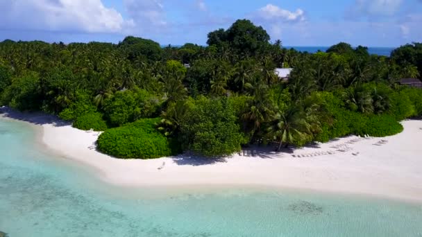 Paesaggio aereo di spiaggia tropicale riva vacanza da acqua blu con sfondo sabbioso luminoso — Video Stock