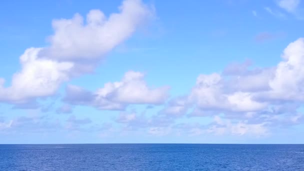 Drohne Textur der Meeresküste Strand brechen durch türkisfarbenes Meer und hellen Sandhintergrund — Stockvideo