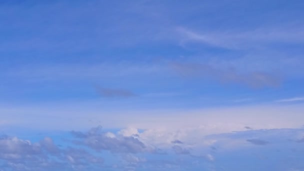 Turismo drone aéreo de tempo de praia ilha perfeita por lagoa azul-turquesa e fundo arenoso branco — Vídeo de Stock
