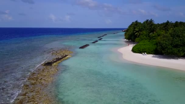 Drone view ουρανός της όμορφης τουριστικής παραλίας ταξίδι από το aqua μπλε νερό με φωτεινό φόντο άμμο — Αρχείο Βίντεο