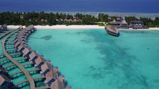 Luchtfoto drone panorama van prachtige baai strand reis door de blauwe oceaan met wit zand achtergrond — Stockvideo