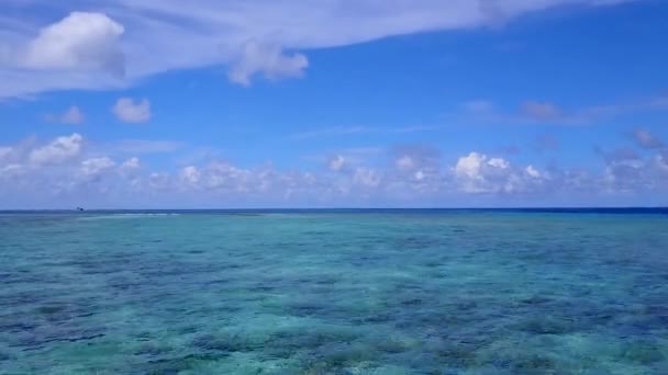 Luchtfoto drone landschap van het paradijs kustlijn strand vakantie door ondiepe oceaan en helder zand achtergrond — Stockvideo