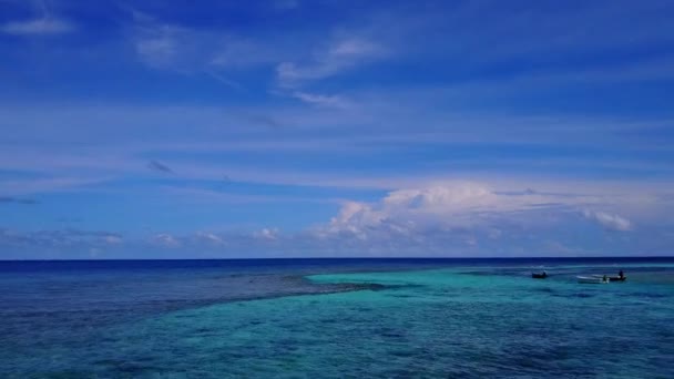 Вид с воздуха абстрактный райский отдых на берегу моря с голубой водой на белом песчаном фоне — стоковое видео