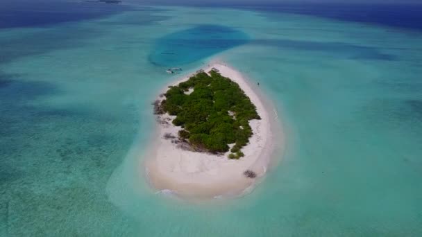 Cennet Koyu Sahili 'nin insansız hava aracı doğası beyaz kum arka planıyla mavi suları kırıp geçiyor. — Stok video