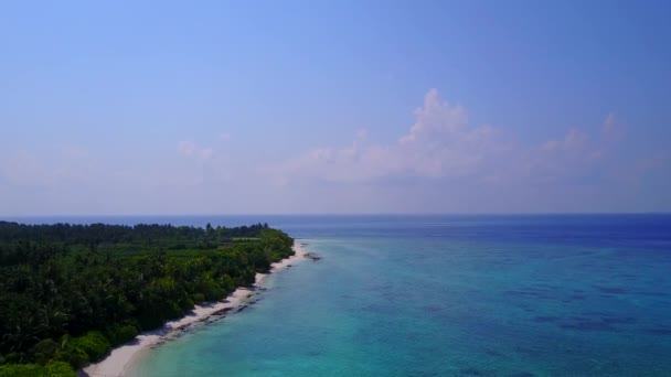 Drone vista paisagem marinha de bela viagem de praia resort por aqua mar azul e fundo arenoso branco — Vídeo de Stock