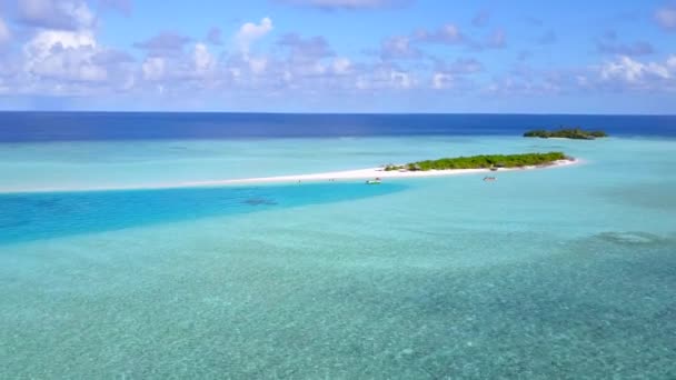 İnsansız hava aracı, tropikal ada sahil yolculuğunun doğasını beyaz kum arka planlı sığ sularla izlerdi. — Stok video