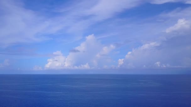 Flygfoto textur av lugn kust strand livsstil genom transparent hav med vit sand bakgrund — Stockvideo
