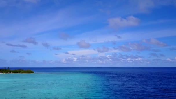 蓝海白沙背景下豪华海滨度假的空中无人驾驶飞机旅行 — 图库视频影像
