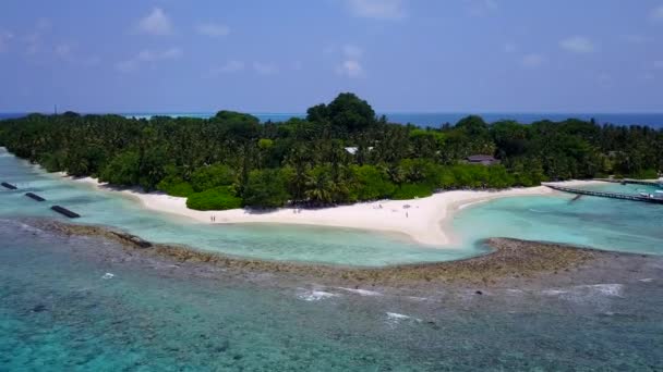 Turystyka lotnicza drone morskich wybrzeży plaży podróż przez błękitne morze z czystym, piaszczystym tle — Wideo stockowe