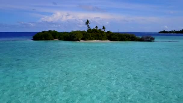 Veduta aerea scenario di idilliaca vacanza al mare turistico da blu oceano verde con sfondo di sabbia bianca — Video Stock