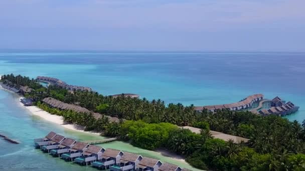 Viaje aéreo en avión no tripulado de vacaciones en la playa de la costa tropical con agua verde azul y fondo arenoso brillante — Vídeos de Stock