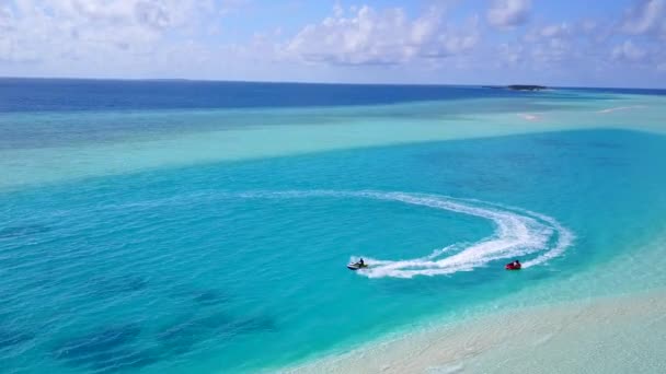 Воздушное путешествие по экзотическому пляжному образу жизни на мелководье океана на белом песчаном фоне — стоковое видео