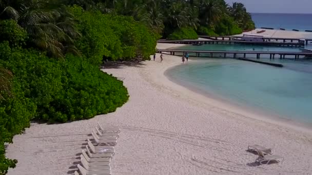 Drone natuur van perfecte lagune strand levensstijl door blauw groene lagune en wit zand achtergrond — Stockvideo