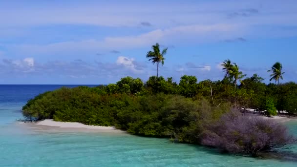 Flygdrönare natur perfekt resort strand äventyr med blå hav och vit sand bakgrund — Stockvideo