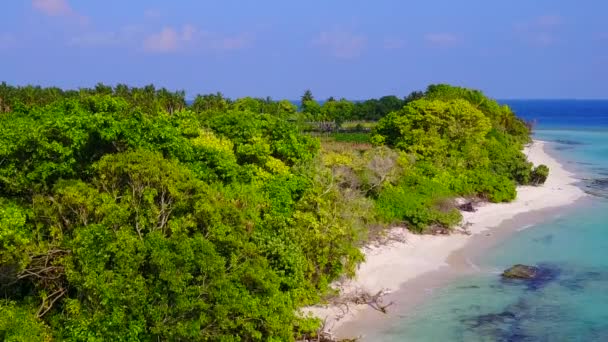 Paisaje aéreo de drones de playa tranquila bahía romper por azul océano verde y fondo de arena blanca — Vídeos de Stock