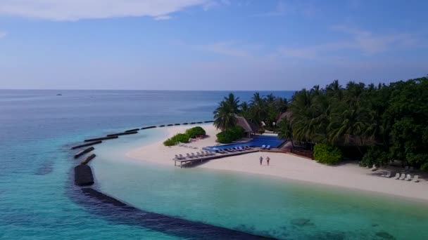 Veduta aerea cielo di idilliaca vacanza turistica spiaggia da laguna blu e sfondo di sabbia bianca — Video Stock