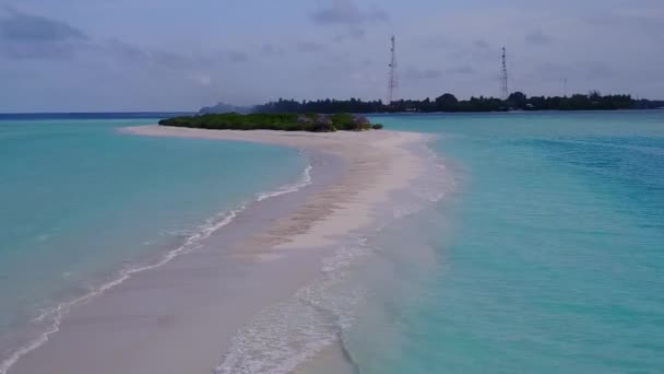 Turismo aéreo de drones de perfecta vida silvestre playa resort por laguna verde azul con fondo de arena blanca — Vídeo de stock