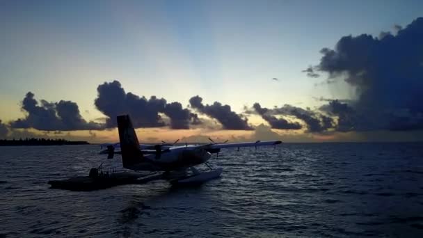 Paesaggio aereo di stile di vita esotico spiaggia baia da oceano blu con sfondo di sabbia bianca — Video Stock