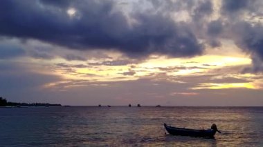 Mavi gölün yanındaki kumlu arka planda mükemmel sahil yolculuğunun İHA deniz manzarası.