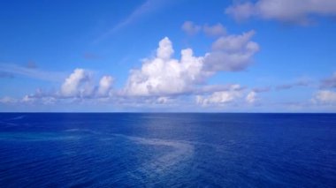 Beyaz kum arka planlı mavi okyanus kıyısında egzotik deniz kıyısı tatilinin insansız hava aracı doğası