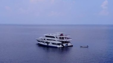 Lüks deniz manzaralı, temiz okyanus ve beyaz kumlu arka planda, deniz manzaralı deniz dronu.