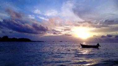 Beyaz kumlu arka planlı mavi okyanus kıyısında mükemmel ada plajı turizmi.