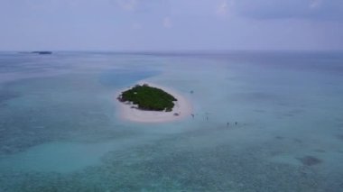 Aqua mavi su ve temiz kum arka planının rahatlatıcı deniz kıyısı yolculuğunun hava dokusu
