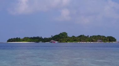 Lüks deniz manzaralı hava aracı turizmi. Beyaz kumlu arka planda sığ deniz kenarında.