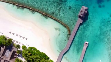 Deniz kıyısı sahil gezisinin hava aracı gökyüzü beyaz kumlu arka planda mavi su