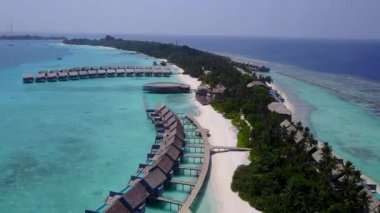 Beyaz kumlu arka planlı, berrak deniz kenarında tropik ada plaj manzarası