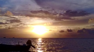 Mavi yeşil deniz ve beyaz kum arka planının sakin sahil yolculuğunun insansız hava aracı manzarası