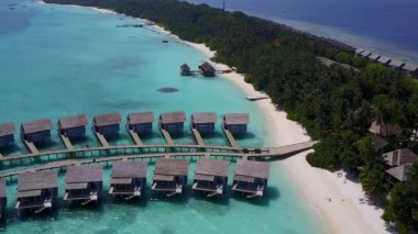 Deniz manzaralı güzel deniz manzaralı hava aracı turizmi. Mavi deniz kenarında beyaz kum arka planda.