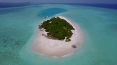 Cennetin insansız hava aracı deniz kıyısı tatili şeffaf deniz ve beyaz kum arka planı.