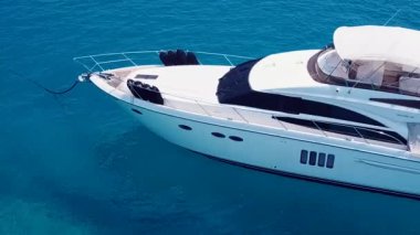 Şeffaf deniz ve beyaz kumlu arka planda tropikal turist plajı yaban hayatının insansız hava aracı manzarası