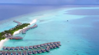 İnsansız hava aracı gökyüzü, parlak kum arka planlı mavi deniz kıyısında güzel bir turist seferi.