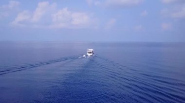 Deniz manzaralı deniz yolculuğunun insansız hava aracı görüntüsü. Mavi yeşil okyanus ve beyaz kum arka planı.
