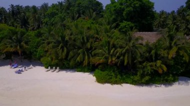 Mavi okyanus kıyısında beyaz kumlu arka planda mükemmel sahil macerasına sahip hava aracı turizmi
