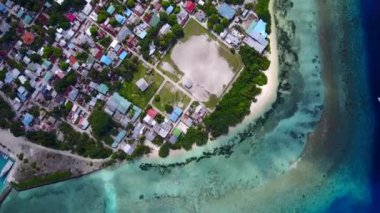 Şeffaf okyanus ve beyaz kumlu arka planda gevşeten lagünün hava aracı doğası.