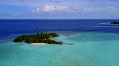 Açık deniz kenarında, kumlu beyaz arka planda, dinlendirici körfez yaban hayatının insansız hava aracı manzarası