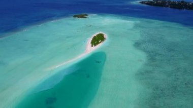 Sakin ada sahil yaşam tarzının insansız hava aracı dokusu açık deniz tarafından beyaz kumlu arka plan