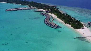 Deniz manzaralı deniz turizmi, beyaz kum arka planlı mavi yeşil deniz kıyısında kırılıyor.