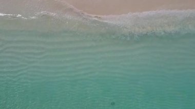 Mavi gölün kıyısındaki güzel tatil köyünün insansız hava aracı manzaralı turizmi.