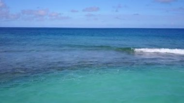 Mavi deniz ve parlak kumlu arka planda deniz kıyısı yolculuğunun hava aracı panoraması