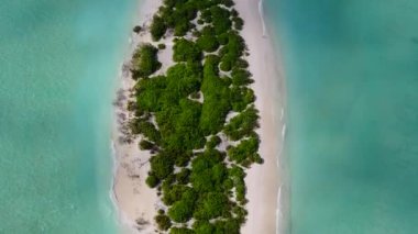 Turkuaz deniz ve beyaz kum arka planıyla mükemmel tatil köyü kumsalının insansız hava aracı yolculuğu