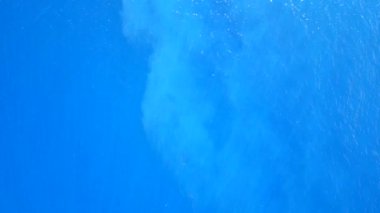 Gökyüzü insansız hava aracı dokusu berrak su ve beyaz kumlu zemin tarafından kırılıyor.