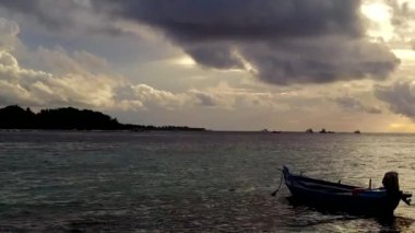 Mavi göl kıyısındaki cennet gibi göl manzarası ve temiz kum arkaplanı.