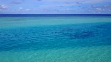 Cennet kıyı şeridinin mavi deniz ve beyaz kumlu arka planda insansız hava aracı.